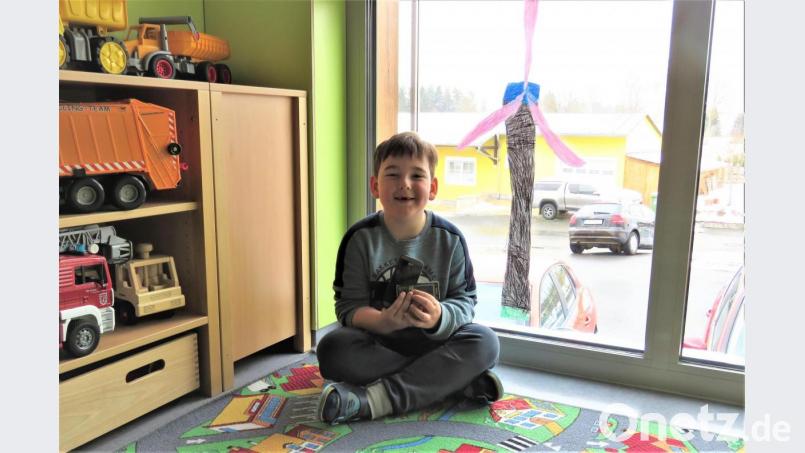 Leopold ist bereits ein kleiner Fachmann bei Recyclingfragen. Er weiß, dass in Handys Gold und Silber stecken. Bild: ubb
