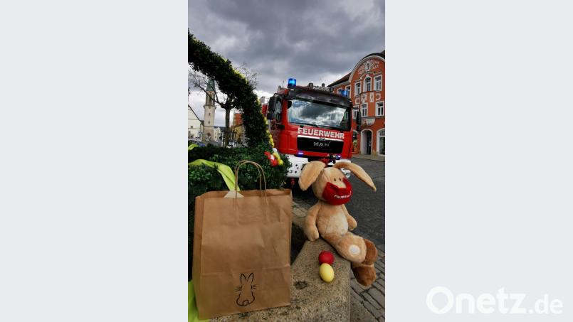 Ostergeschenke erhielten die Aktiven und Ehrenmitglieder der Kemnather Feuerwehr vom Feuerwehrverein. Der &quot;Osterhase&quot; wurde hierfür im Rahmen einer &quot;Amtshilfe&quot; höchstpersönlich mit dem Tanklöschfahrzeug chauffiert. Bild: mde