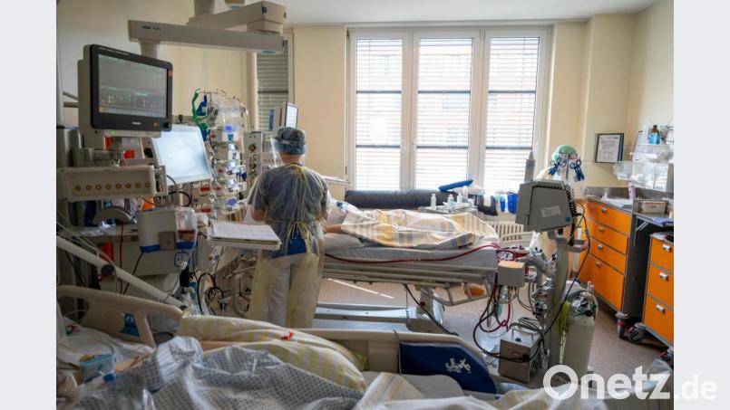 In einem Zimmer der Intensivstation wird ein Patient mit einem schweren Covid-19 Krankheitsverlauf behandelt. Symbolbild: Christophe Gateau/dpa