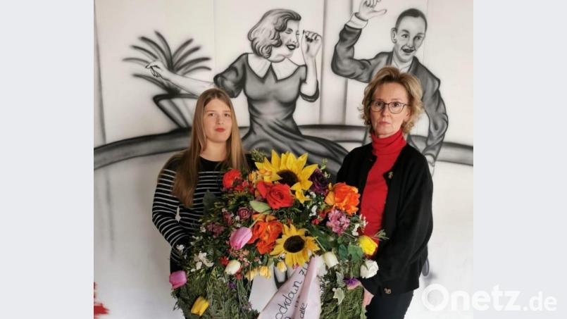 Bei der Übergabe in der Tanzschule Höllriegl. Bild: Andrea Burger/exb