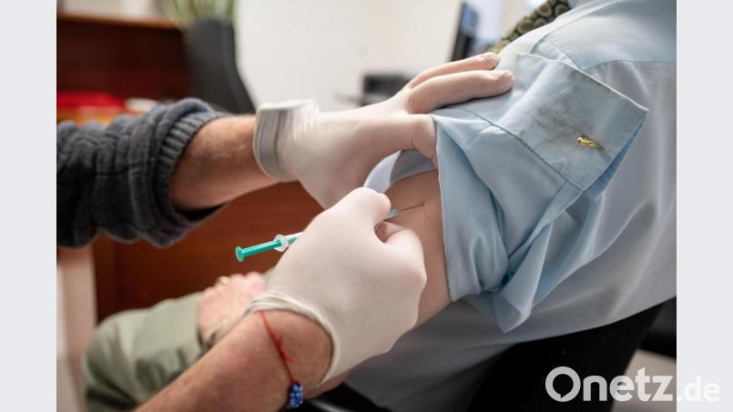 In den deutschen Hausarztpraxen geht es seit April rund. Dort dürfen die Menschen nun ebenfalls gegen das Coronavirus geimpft werden. Symbolbild: Sebastian Gollnow/dpa