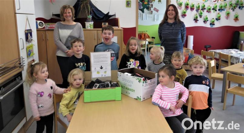 Kita-Leiterin Tanja Ruckdäschel und Praktikantin Marina Krisch (hinten von links), die das Projekt durchgeführt hat, sind stolz auf ihre Kindergartenkinder. Außer den Kindern aus der Notbetreuungsgruppe (auf dem Bild) haben natürlich auch die beim Fototermin nicht anwesenden Buben und Mädchen alle eifrig mitgemacht. 	Bild: ubb Bild: ubb