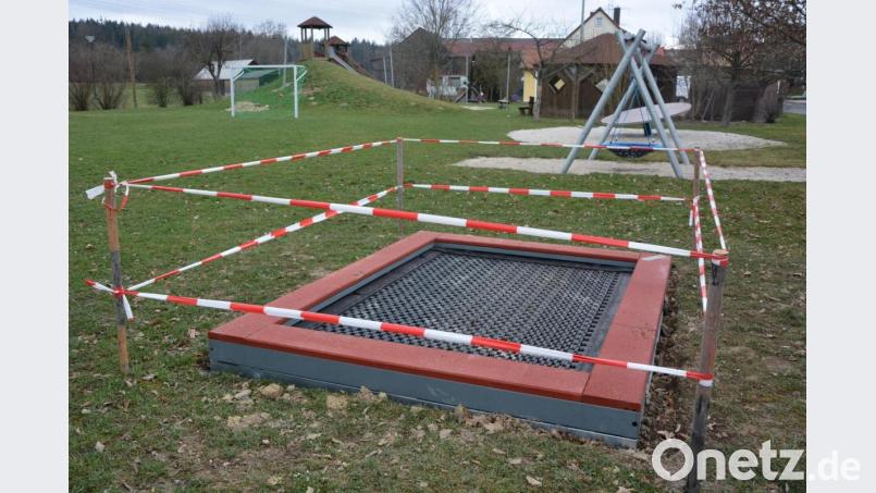 Ein neues Trampolin, zwei Fußballtore und eine Torwand im Gesamtwert von rund 12 700 Euro erhielt der Spielplatz in Rosenbühl. Bild: jr