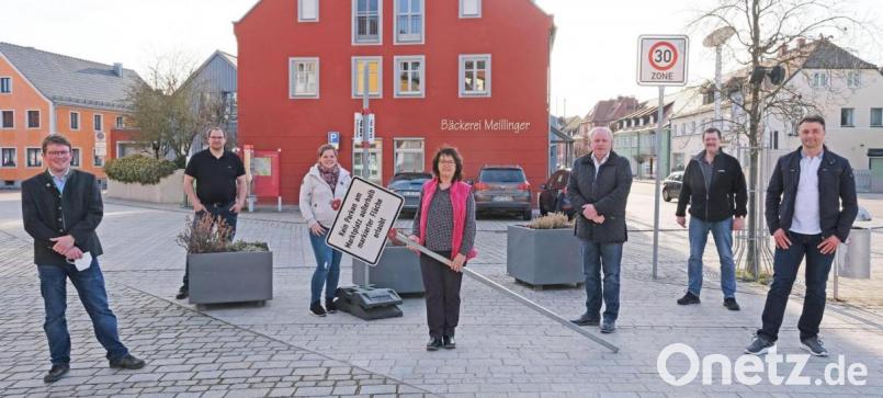 Sie gehören zu den Markträten, die die Verkehrsüberwachung &quot;gekippt&quot; haben: Thomas Weber, Hubert Schöner, Christina Sachs, Maria Schlögl, Dieter Rosenberg, Dieter Buchner und Alexander Linnek (von links). Bild: twi