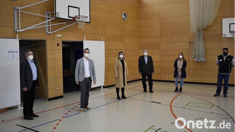 Begutachten die Räume in der Helmut-Ott-Halle, in denen die Auerbacher Impfstation untergebracht ist (von links): Bürgermeister Joachim Neuß, BRK-Kreisgeschäftsführer Sebastian Schaller, die stellvertretende Leiterin des Impfzentrums Sulzbach-Rosenberg, Joanna Sladki, Landrat Richard Reisinger sowie Eileen Hauenstein und Florian Himmelhuber von der Leitung des Impfzentrums. Bild: sck