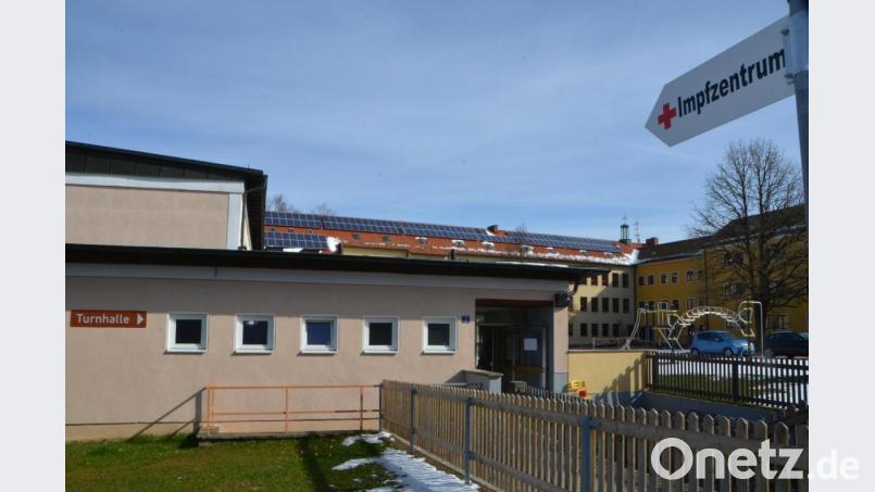 Das Impfzentrum Vohenstrauß wird auch in den nächsten Wochen gut beschäftigt sein. Senioren unter 80 Jahren, die noch nicht für eine Impfung registriert sind, können sich
nun auch bei den Rathäusern ihrer Gemeinden melden. Bild: dob
