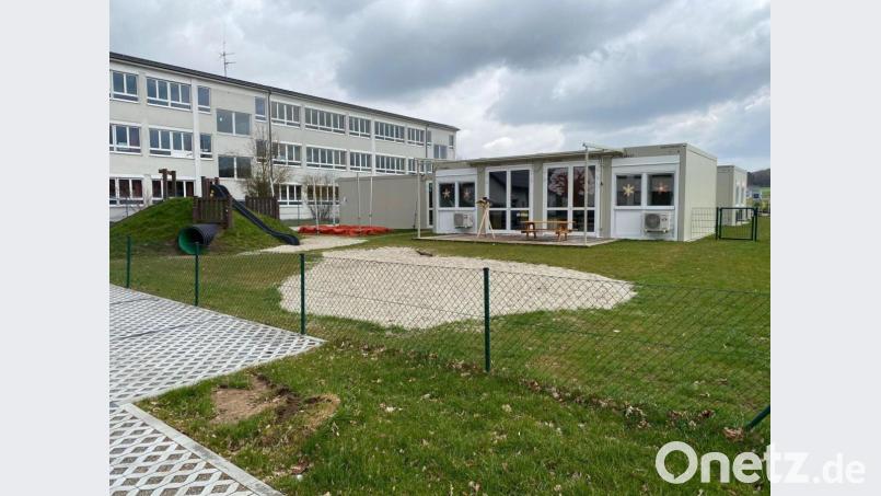 DIie Container-Anlage des Interimskindergartens, der sich in Diendorf neben dem Schulhaus befindet, wird in diesem Bereich (Mitte) zwischen Parkplatz und erstem Container erweitert. Bild: Wilhelm Amann
