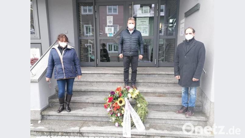 Die Übergabe des Trauerkranzes vorm Rathaus Windischeschenbach an Bürgermeister Karlheinz Budnik. Bild: Andrea Burger/exb