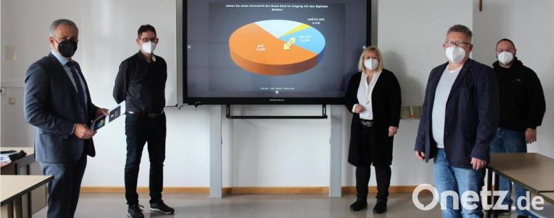 Die Verantwortlichen der Staatlichen Realschule Kemnath präsentierten das Ergebnis der Elternumfrage zum Thema Distanzunterricht, auch Landrat Roland Grillmeier (links) zeigte sich von den Resultaten sehr angetan. Bild: stg