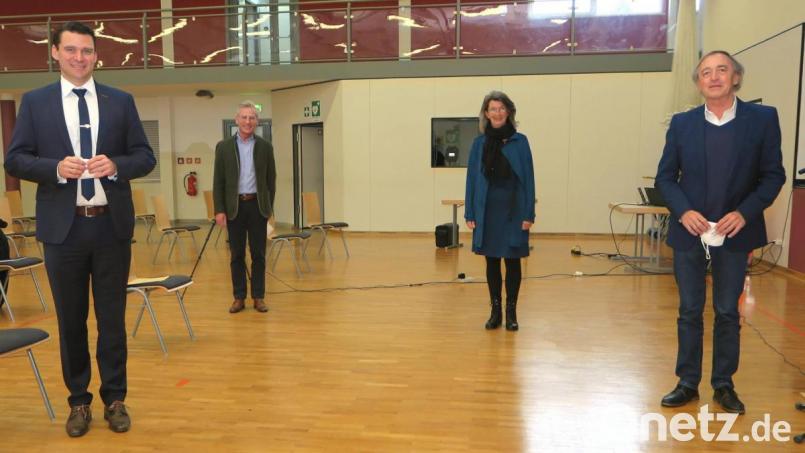 Thomas Ebeling, Werner Heß, Susanne Plank und Franz Schindler (von links) bilden den neuen Vorstand des BRK-Kreisverbandes Schwandorf. Bild: Hirsch
