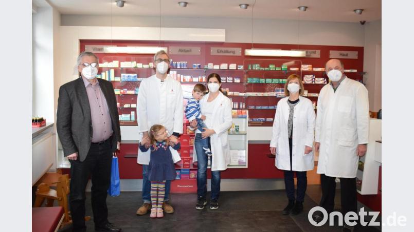Bürgermeister Richard Tischler (links) hieß die neuen Inhaber der Altstadtapotheke, Matthias Lotter und Silke Heydt-Lotter, in Pfreimd willkommen. Nach 35 Jahren endet die Apothekertätigkeit der Familie Schönberger (rechts), die sich dankbar von ihren Kunden verabschiedete. Bild: bnr