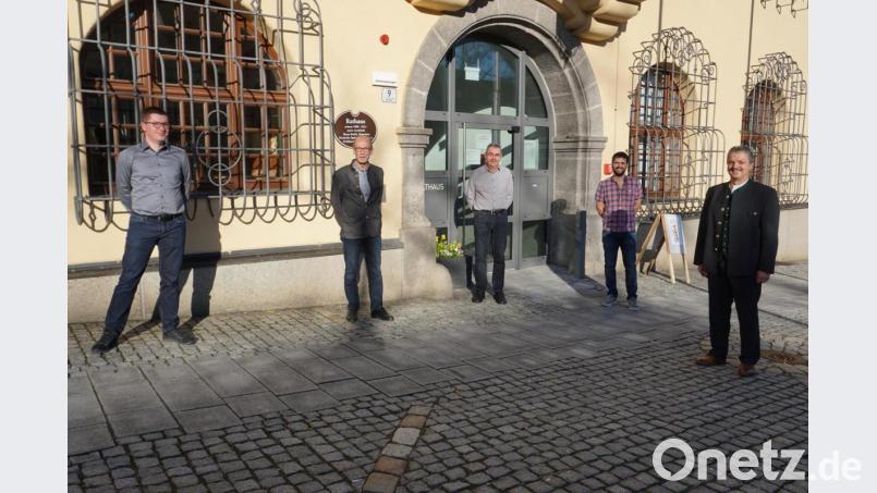 Der bisherige Bauamtsleiter Johann Balk (Zweiter von links) wurde im kleinen Kreis von Bürgermeister Andreas Wutzlhofer (rechts), Kämmerer Rainer Dötsch und Geschäftsleiter Thomas Herrmann (Dritter und Zweiter von rechts) in den Ruhestand verabschiedet. Nachfolger ist Markus Wildenauer (links). Bild: dob