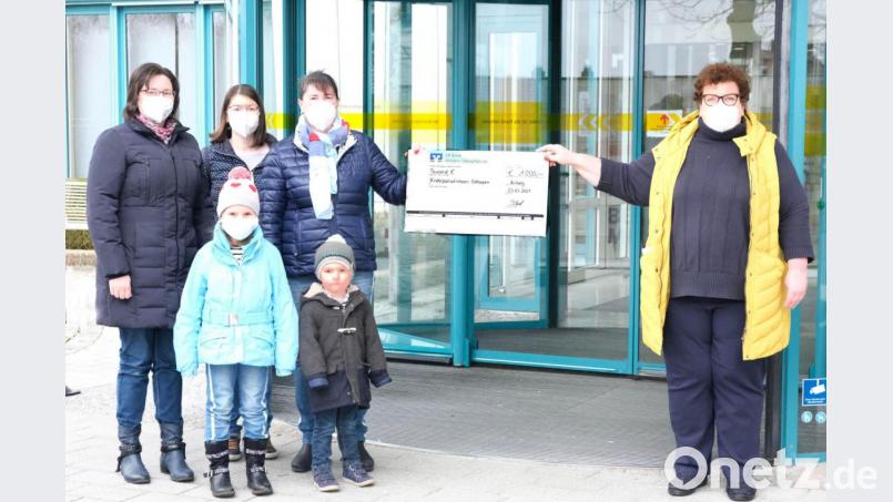 1000 Euro hat Familie Scharl dem Kinderpalliativteam Ostbayern geschenkt und damit einen großen Herzenswunsch erfüllt. Im Bild von links (hinten): Maria Gleißner, Liane Scharl und Rosina Scharl, vorne: Anna und Johannes Gleißner. Rechts im Bild Karin Borchers vom Kinderpalliativteam Ostbayern. Bild: Klinikum/Donhauser/exb