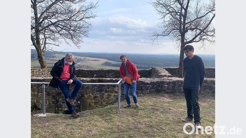 Unser Bild zeigt (von links) Wolfgang Meidenbauer, Geschäftsführer des LTO, Leonhard Zintl, Zweiter Vorsitzender vom Heimat- und Kulturverein Waldeck sowie künstlerischen Leiter Till Rickelt bei der Ortsbesichtigung auf der Burgruine. Bild: hl
