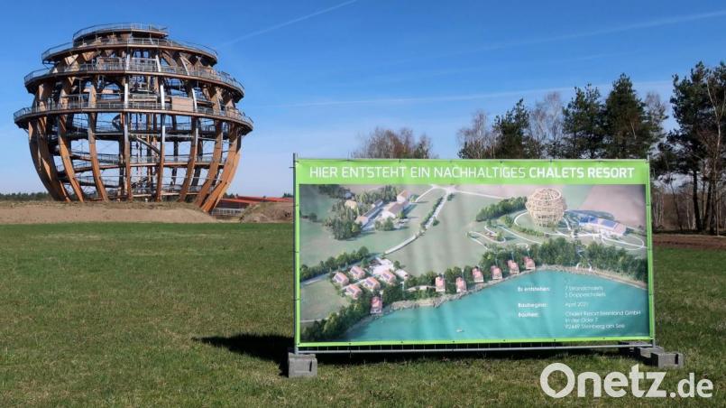 In unmittelbarer Nähe zur Erlebnisholzkugel entstehen 22 Ferienhäuser. Am Freitag erfolgte der Baustart für das Chalet-Resort am Steinberger See. Bild: Hirsch