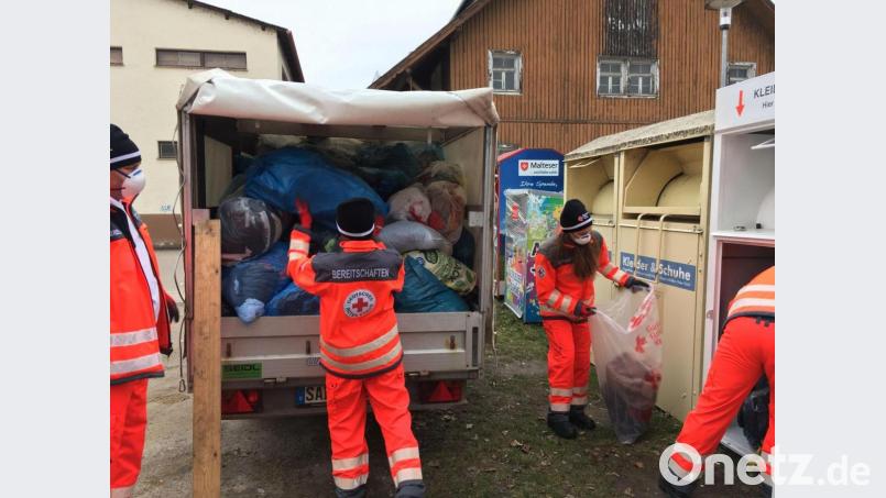 Das Leeren der Altkleidercontainer geht den Ehrenamtlichen routiniert von der Hand. Ins Stocken gerät die Arbeit immer dann, wenn rücksichtslose Zeitgenossen Sonnenbrillen, Tabletten und Klopapier entsorgen. Bild: ihl