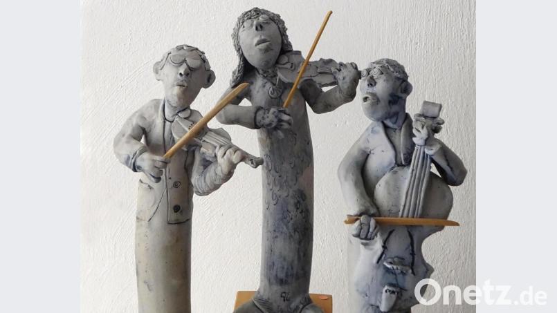 &quot;Die drei Musikanten&quot; haben Heimbuchers ihre Plastik genannt, die im Fenster der Galerie ausgestellt ist. Bild: hka