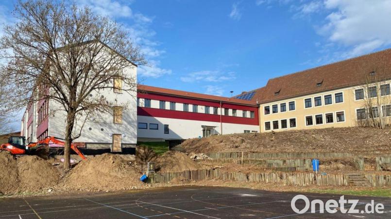 Bei der Erneuerung der Außenanlagen bildet der nördliche Bereich des Schulgeländes (Bild) einen Schwerpunkt. Der Stadtrat vergab einen Auftrag für knapp eine Million Euro. Bild: Wilhelm Amann