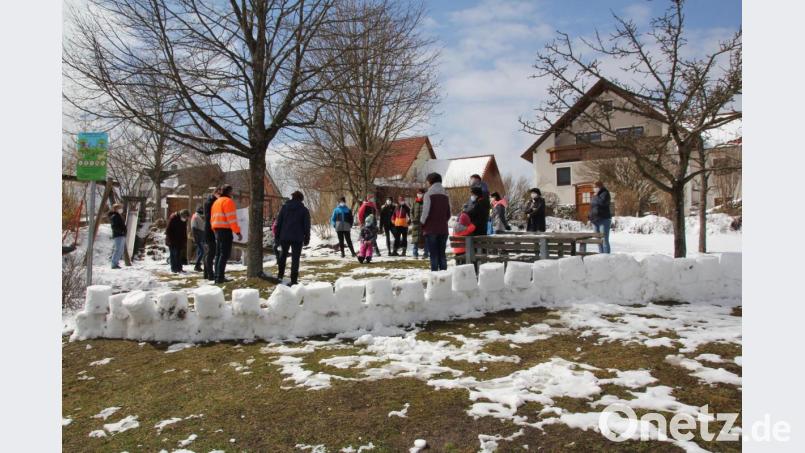 Zum Schutz, damit ihnen der Kinderspielplatz im Pullenrieder Baugebiet nicht weggenommen werden kann, bauten die Kinder am Vortag des Bürgermeister-Besuchs eine Mauer aus Schneepfosten rund um ihren Spielplatz. Bilder Bild: frd