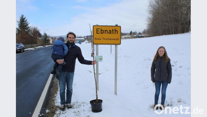Armin Greger hat für den Obst- und Gartenbauverein den Apfelbaum von Julia Steinhilber aus Neustadt/WN in Empfang genommen. Bild: soj