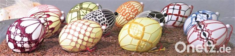 Die Ausstellung zeigt die gesamte Bandbreite an kreativem Osterschmuck: Einige der Eier sind auch mit Klöppeltechnik ummantelt. Bild: ubb