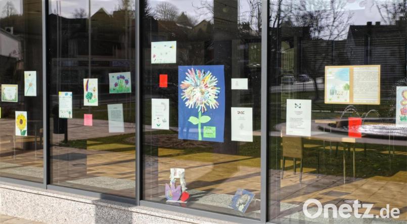 Die Fensterfront der Stadthalle Erbendorf ist aktuell mit vielen Kunstwerken von Kindern geschmückt. Dabei ist noch Platz für weitere kreative Werke. Bild: njn