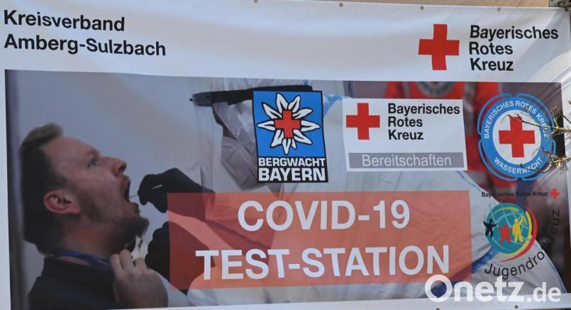 Ein auffälliges Transparent an der Poppenrichter Schulturnhalle weist auf die für jedermann kostenlose Möglichkeit hin, sich kurzfristig und ohne Anmeldung testen zu lassen. Bild: gf