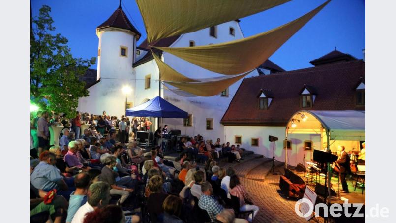 Ein Bild aus dem Spitalhof aus unbeschwerten Zeiten: Mit eng aneinander sitzendem Publikum vor den Bühnen wird das Musik-Festival heuer sicherlich nicht ablaufen können. Archivbild: Gerhard Götz