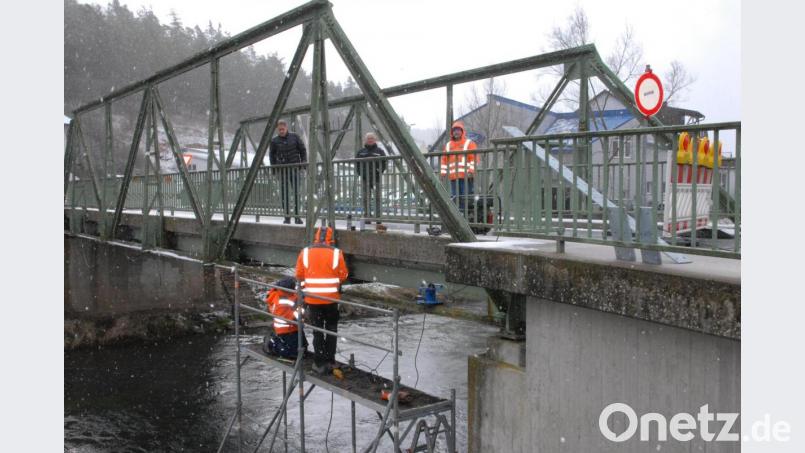 Eine Spezialfirma aus Niederbayern hat mit der Sanierung der Eisernen Brücke begonnen. Vor Ort informierten sich die beiden stellvertretenden Bürgermeister Mathias Huger und Martin Bauer über die Arbeiten. Bild: pop