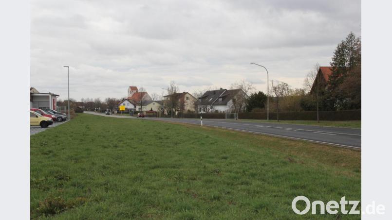 Für den geplanten Fußgängerweg an der Staatsstraße 2040 in Trisching werden die Kosten ermittelt. Geprüft wird, ob ein Grunderwerb nötig ist. Bild: ral