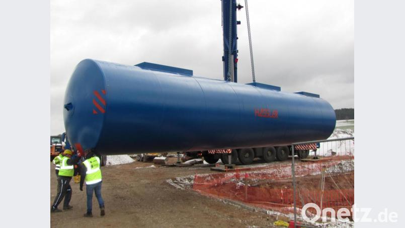Mit Hilfe eines Autokranes der Firma Baier wurde am Donnerstag der 100.000 Liter Tank für die neue Tankstelle der Firma Bergler in die Baugrube gehoben. Bild: sei