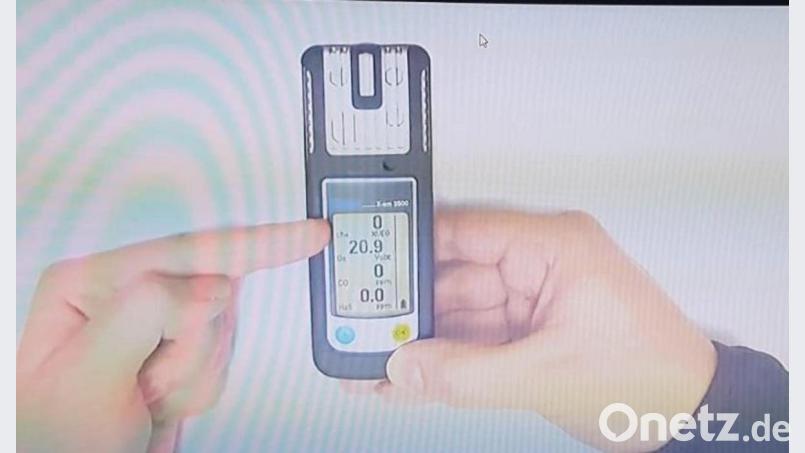 Die Handhabung und der sichere und effektive Einsatz der Mehrgasmessgeräte erläuterte der Fachberater ABC und Fachbereichsleiter Gefahrstoff der Feuerwehr Kemnath, Marcel Schraml, den Aktiven über eine Kamera &quot;live&quot; auf die Bildschirme. Screenshot: mde
