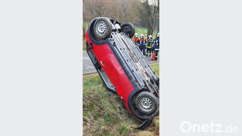 Das Auto hatte sich im Straßengraben aufgestellt. Bild: lei