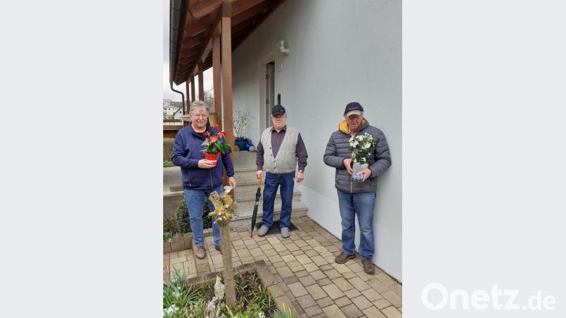 Der OGV Sigl gratuliert durch Vorstand Armin Heuberger (links) und Stellvertreter Christian Merkl (rechts) dem Ehrenvorsitzenden Ludwig Graf zum 80. Geburtstag. Bild: ct