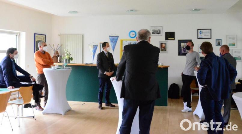 Jugendleiter Fabian Frey (Dritter von rechts) präsentiert das Trainingskonzept der SpVgg SV Weiden. Bild: Kunz