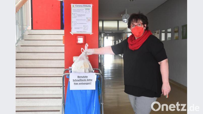 Problemlos verliefen die Covid-19-Selbsttests für Schüler an der Wirtschaftsschule Weiden, in der Hygienebeauftragte Andrea Raimund auch bei der Entsorgung sagt, wo es langgeht, und an der Wirtschaftsschule in Eschenbach. Bild: Gabi Schönberger