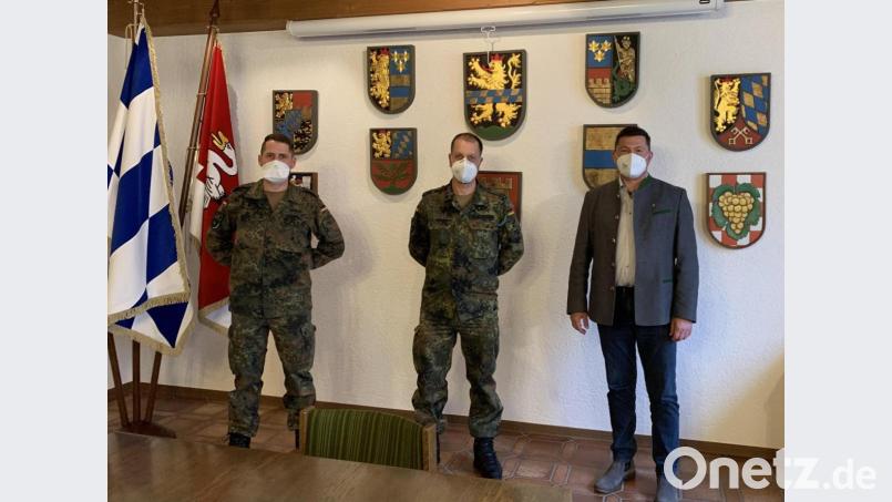 Hauptmann Jens Gierend (links) stattete gemeinsam mit dem bisherigen Chef der 5. Kompanie des Panzerbataillons 104, Major Olaf Niederdräing (2. von links) Bürgermeister Rainer Rewitzer im Rathaussaal seinen Antrittsbesuch ab. In den gegenseitigen Grußadressen wurde das Interessse an der Fortführung der freundschaftlichen Beziehungen zwischen Bundeswehr und der Stadt Pleystein hervorgehoben. Bild: bey