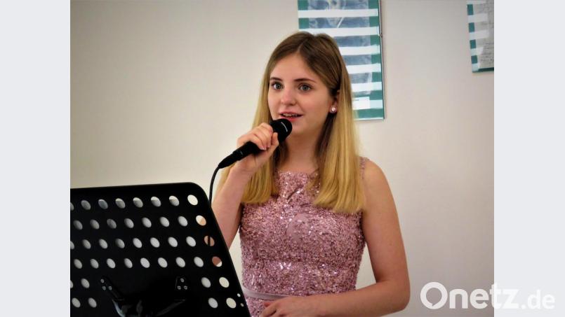 Sängerin Luisa Zeitler aus Tirschenreuth bei einem „Kunst um 3“-Auftritt im Jahr 2019. Archivbild: ubb