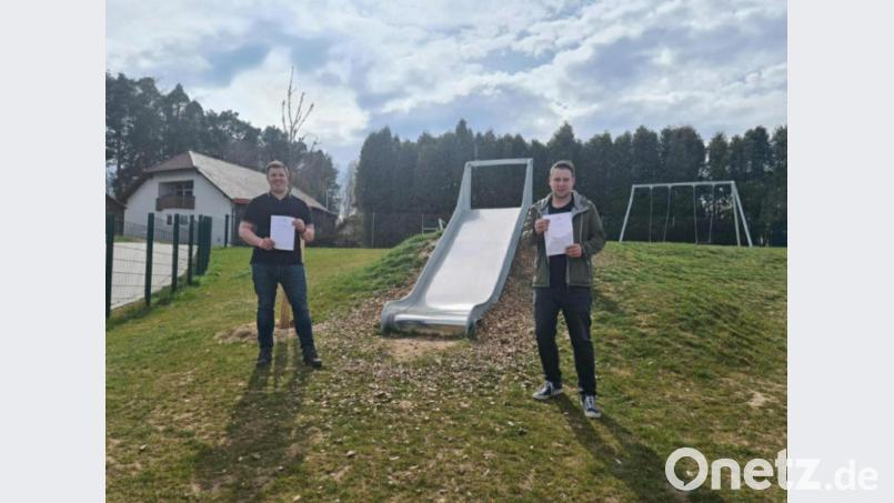 Um die Bedürfnisse und Wünsche der Kinder und Jugendlichen kennen und verstehen zu lernen, haben die Jugendbeauftragten der Stadt Schnaittenbach, Daniel Hutzler und Thomas Hottner (von rechts), eine Kinder- und Jugendbefragung gestartet. Bild: ads