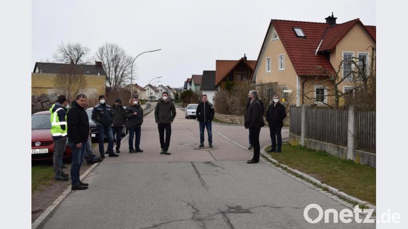 Der Naabweg wird teilweise mit Beleuchtung und Gehweg aufgewertet. Der Bauausschuss legte den Standort fest. Bild: bnr
