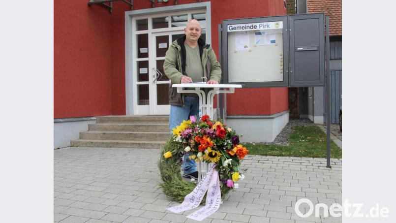 Gastronom Bastian Sollfrank vom Gasthaus &quot;Auszeit&quot; unterschreibt vor dem Rathaus den Kondolenzordner der Aktion &quot;Ein Trauerkranz zieht durch Bayern&quot;, Bild: fsb