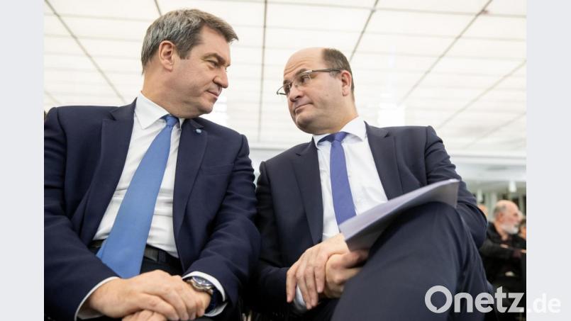 Markus Söder (CSU, l), Ministerpräsident von Bayern, sitzt während einer CSU-Veranstaltung neben Albert Füracker (CSU), dem Oberpfälzer CSU-Chef. Archivbild: Daniel Karmann