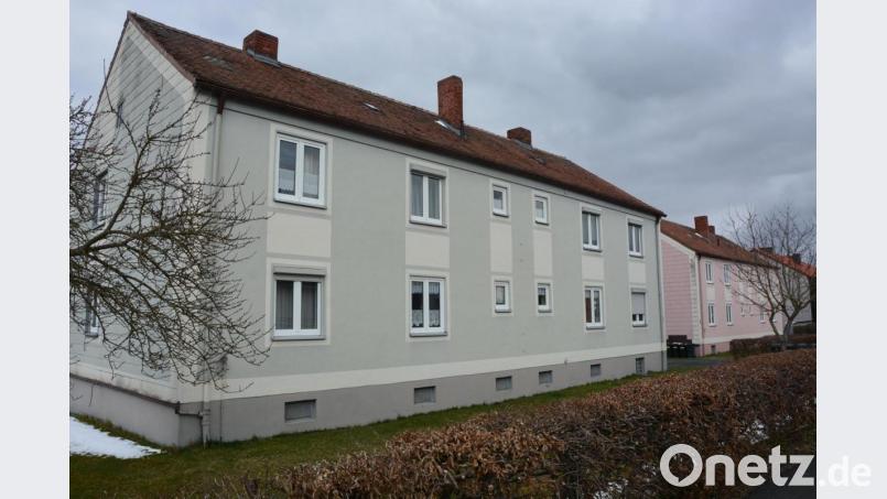 Im Gemeinderat ging es um eine mögliche Sanierung von vier Mietshäusern in der Badstraße in Pechbrunn, darunter die Anwesen mit den Hausnummern 22 und 24 (Bild). Bild: jr
