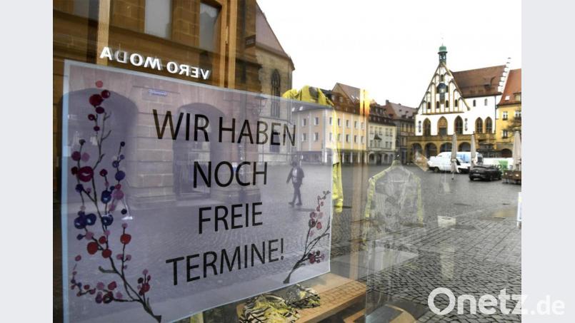 In den Amberger Schaufenstern wird mit freien Terminen geworben. Doch vielen Kunden ist die neue Art des Einkaufens zu kompliziert. Symbolbild: Petra Hartl