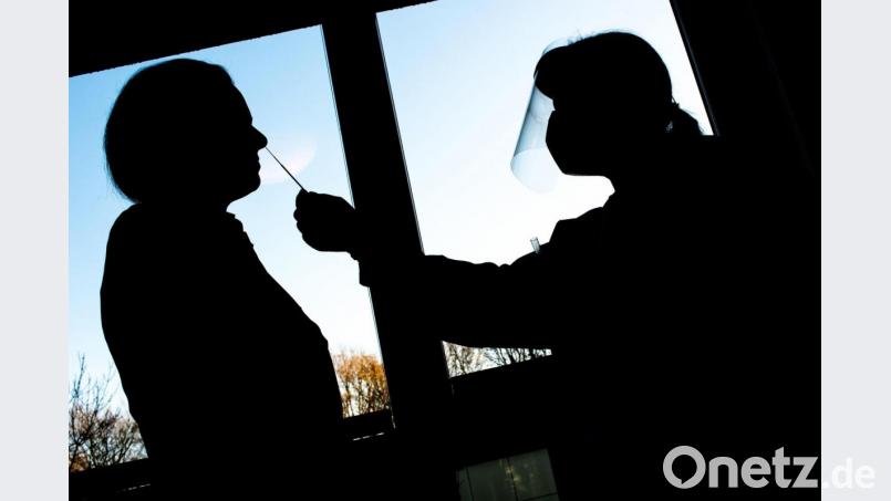 Schulkinder machen es den Erwachsenen nach: Sie üben sich ab sofort in Selbsttests. Das gefällt nicht jedem. Symbolbild: Hauke-Christian Dittrich/dpa