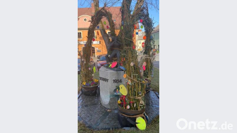 Bei der Osteraktion des Jugendrats konnten junge Künstlerinnen und Künstler selbstbemalte Ostereier am Heimatbrunnen anbringen. Bild: Jugendrat Tirschenreuth/exb