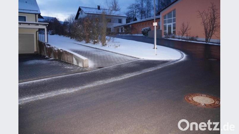 Die Straße &quot;Am Berg&quot; in Kulz hat sich hinsichtlich Länge und Endpunkt geändert und geht bis zum ehemaligen Lehrerwohnhaus (links). Dies soll in die Bestandskartei eingetragen werden. Rechts das Gemeinschaftshaus (frühere Schule). Bild: wel