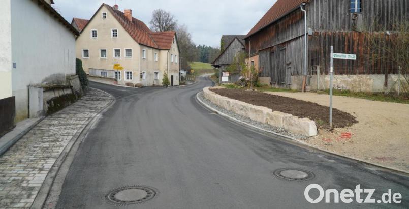 Am Ortsausgang von Achtel wird demnächst wieder eine Geschwindigkeitsmessung aufgebaut. Hier stehen im Zuge der Dorferneuerung verkehrsberuhigende Maßnahmen zur Debatte. Bild: lei
