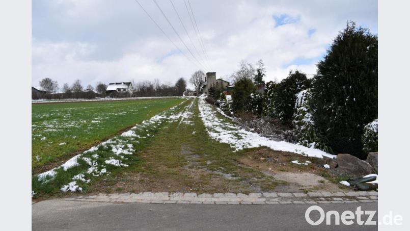 Das Oberflächenwasser von diesem Feldweg überschwemmt regelmäßig die unten liegende Hofstelle. Bild: bnr