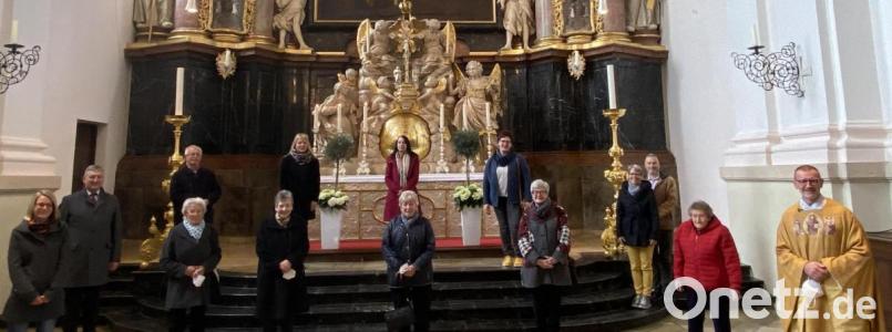 Traditionell am Weißen Sonntag wurde in der Basilika Waldsassen Jubelkommunion gefeiert. Die Teilnehmer stellten sich vorm Hochaltar zusammen mit Pfarrer Dr. Thomas Vogl (rechts) und Pfarrgemeinderatssprecher Markus Scharnagl (Zweiter von links) zum Erinnerungsbild. Bild: Markus Scharnagl/exb
